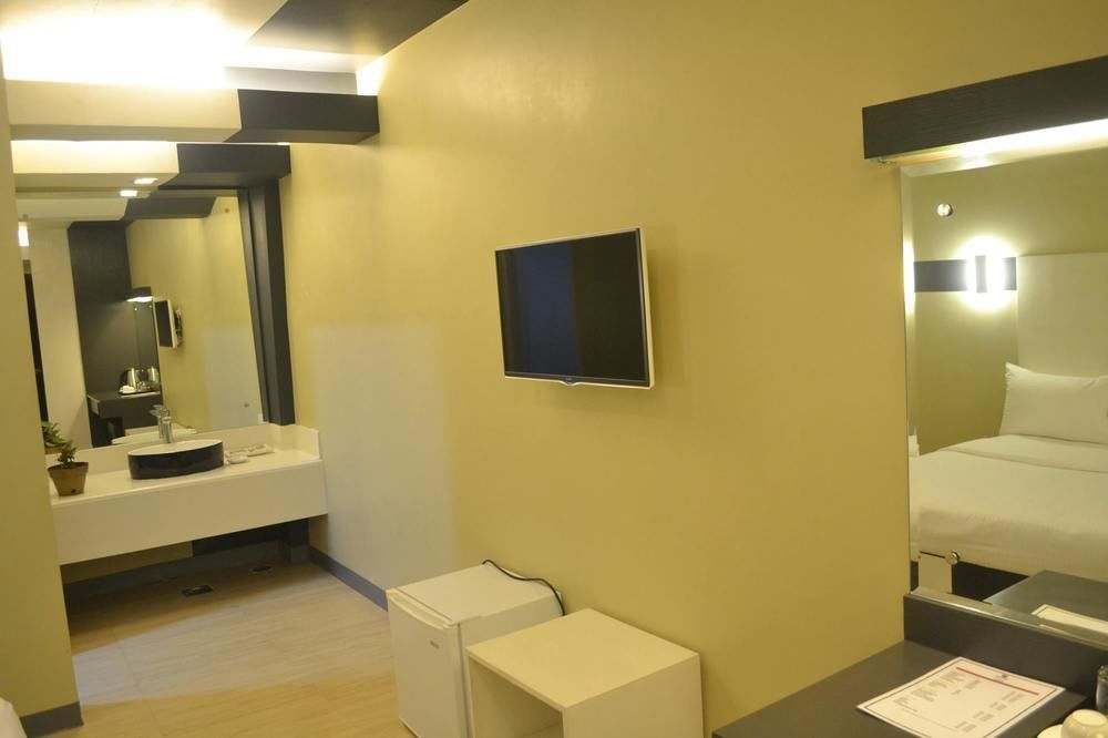 The Lucky 9 Budget Hotel Tagum Bagian luar foto